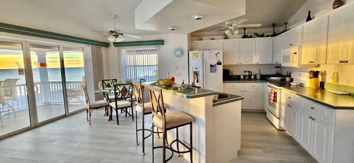 Bright fully equipped kitchen